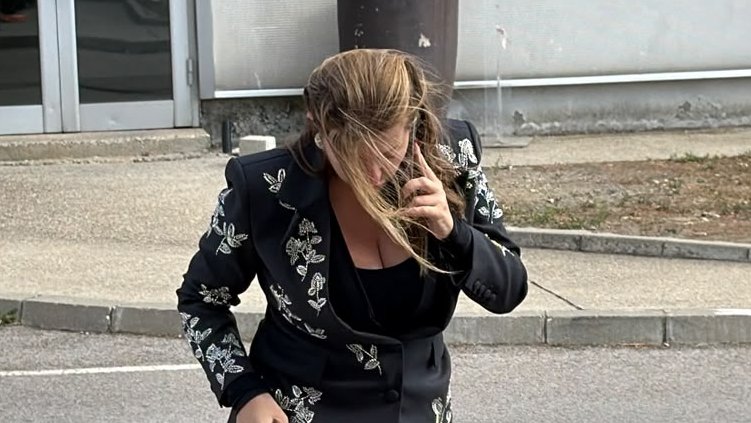 ELEGANTNA POJAVA VIKI MILJKOVIĆ NA SNIMANJU: Prva stigla na Pinkove zvezde u crnom odelu (FOTO) – Viki Miljković na snimanju Pinkove zvezde