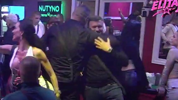 NEOČEKIVANI SUSRET NA ŽURCI U KAZINU: Car zaustavio Karića, usledila prijateljska razmena reči i zagrljaj (VIDEO) – susret Car i Karić