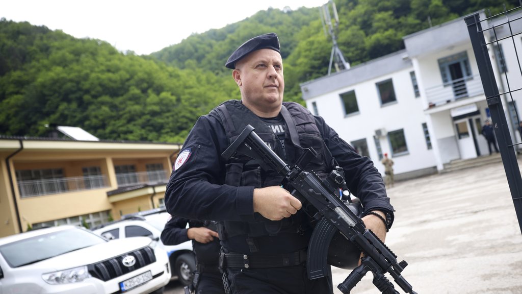 Policajac pucao sebi u glavu u BiH: Akcija specijalaca otkrila vezu sa krijumčarima oružja – napad u BiH