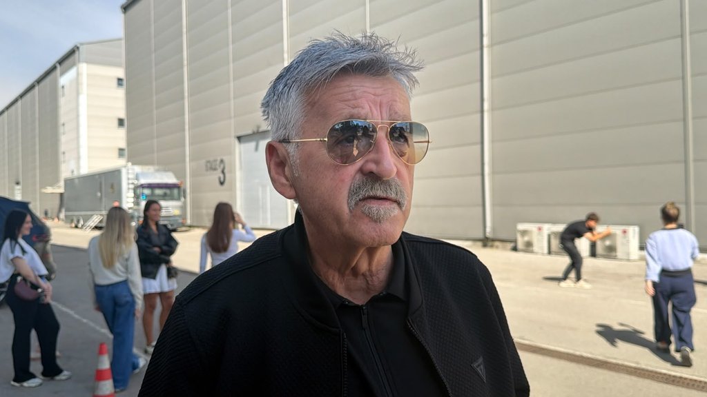 KO BI OČEKIVAO OVAKAV SUSRET ŽIRIJA: Dragan Stojković Bosanac iznenadio Jelenu Karleušu poljupcem tokom snimanja (FOTO) (VIDEO) – tragedija Miroslava Ilića