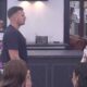 KONTRAST POSLE DUGOG ZATIŠJA: Anđela i Karić ponovo oči u oči u emisiji, pogledi otkrili više od reči (VIDEO) – susret Anđele i Karića