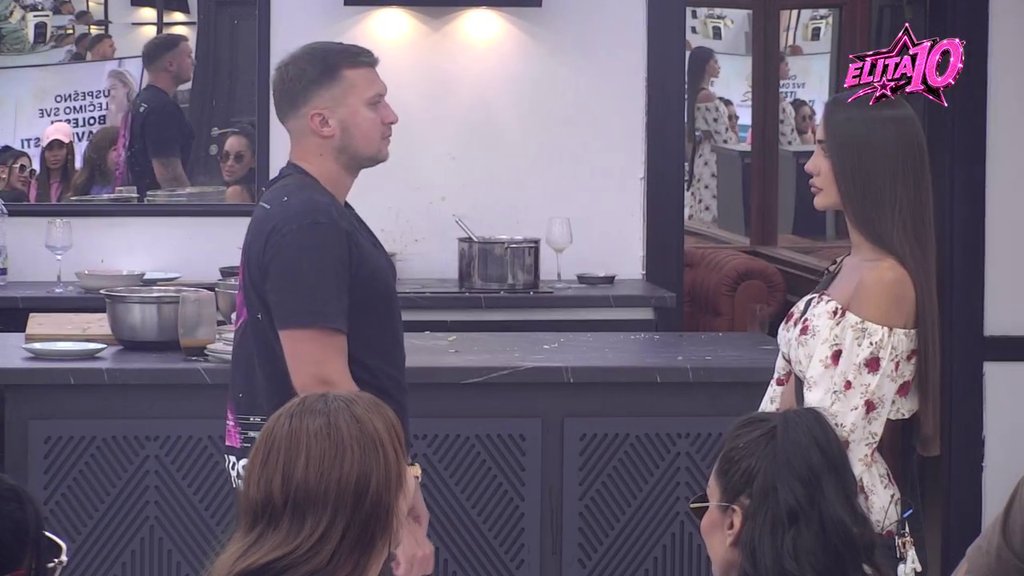 KONTRAST POSLE DUGOG ZATIŠJA: Anđela i Karić ponovo oči u oči u emisiji, pogledi otkrili više od reči (VIDEO) – susret Anđele i Karića