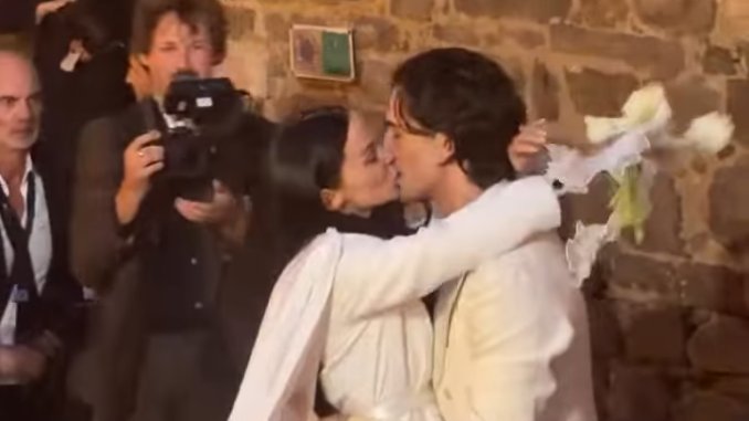 NEOBIČAN IZBOR ZA VELIKI DAN: Damijano David i Dav Kameron venčali se u Italiji, blistali u belim odelima (VIDEO) – venčanje Damijana Davida