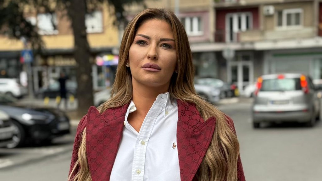 NEPRIJATAN DOGAĐAJ ZA VODITELJKU PINKA: Ana Radulović ostala bez ličnih stvari nakon obijanja automobila (FOTO) – obijanje automobila na Adi Ciganliji