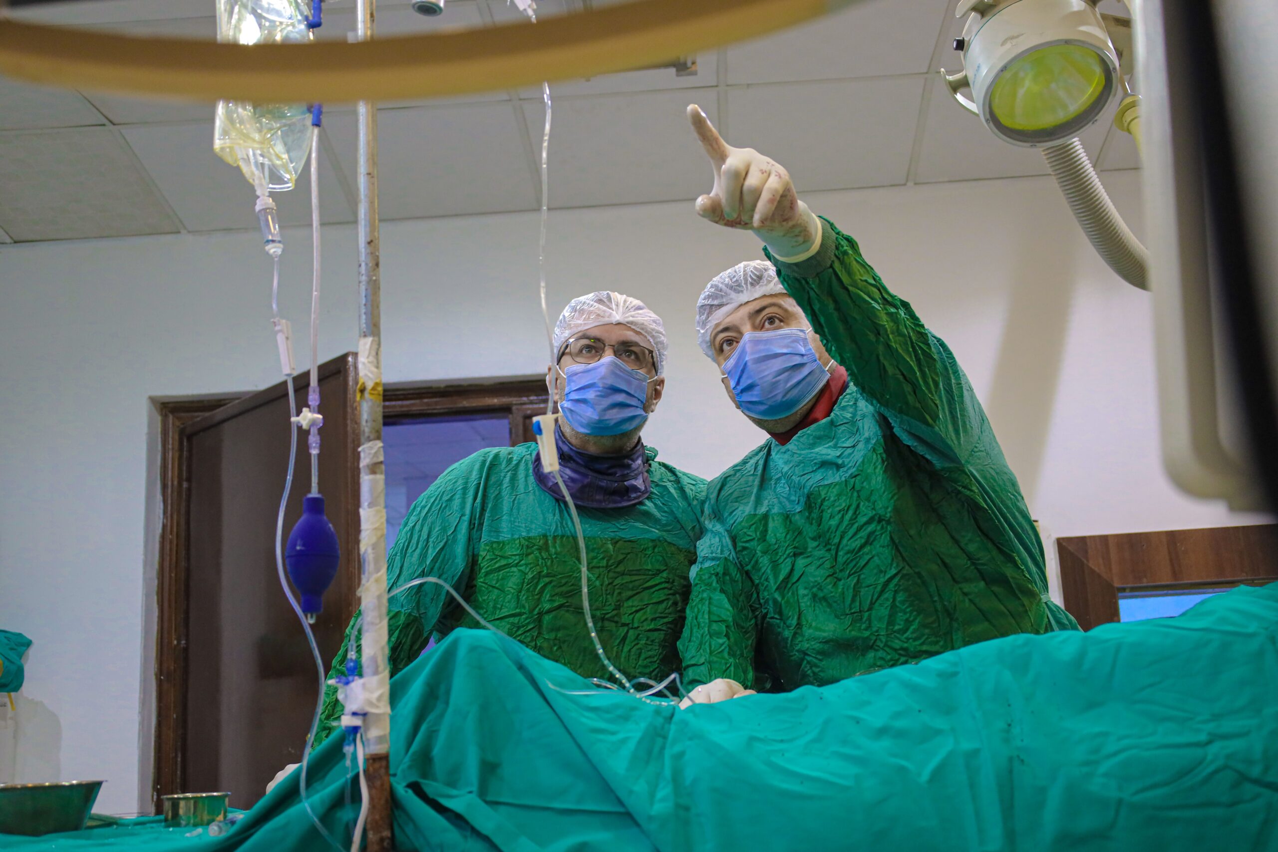 Američki doktor preživeo napad u Gazi, planira povratak: 'Neko mora to da uradi' – doktor u ratnoj zoni