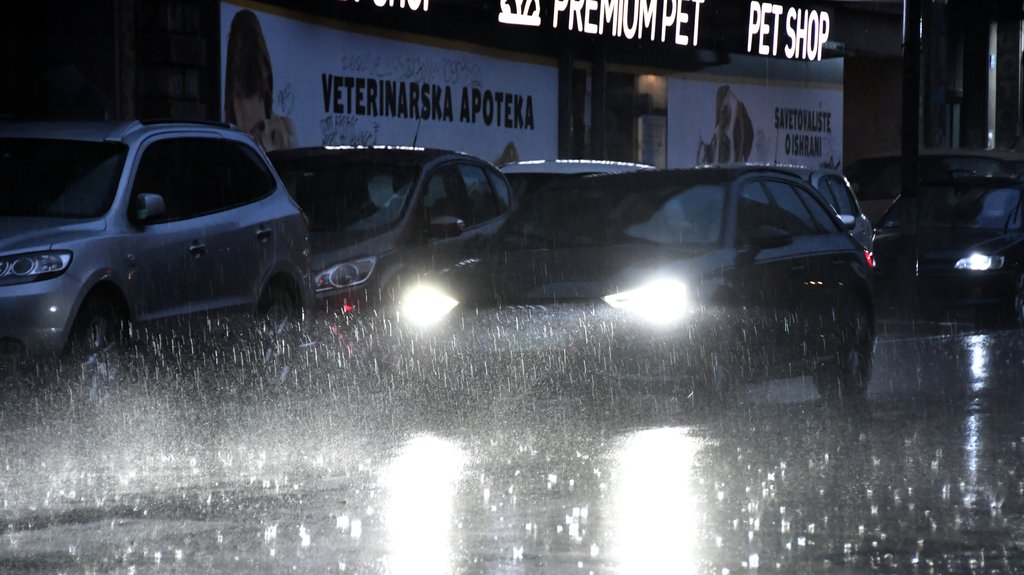 AMSS upozorava vozače: Promenljivo vreme donosi maglu i usporenja na putevima – promenljivo vreme vožnja