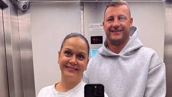 EMOTIVNI TRENUTAK ZA SILVIJU NEDELJKOVIĆ: Pevačica napustila porodilište sa blizancima, suprug poslao poruku podrške (FOTO)