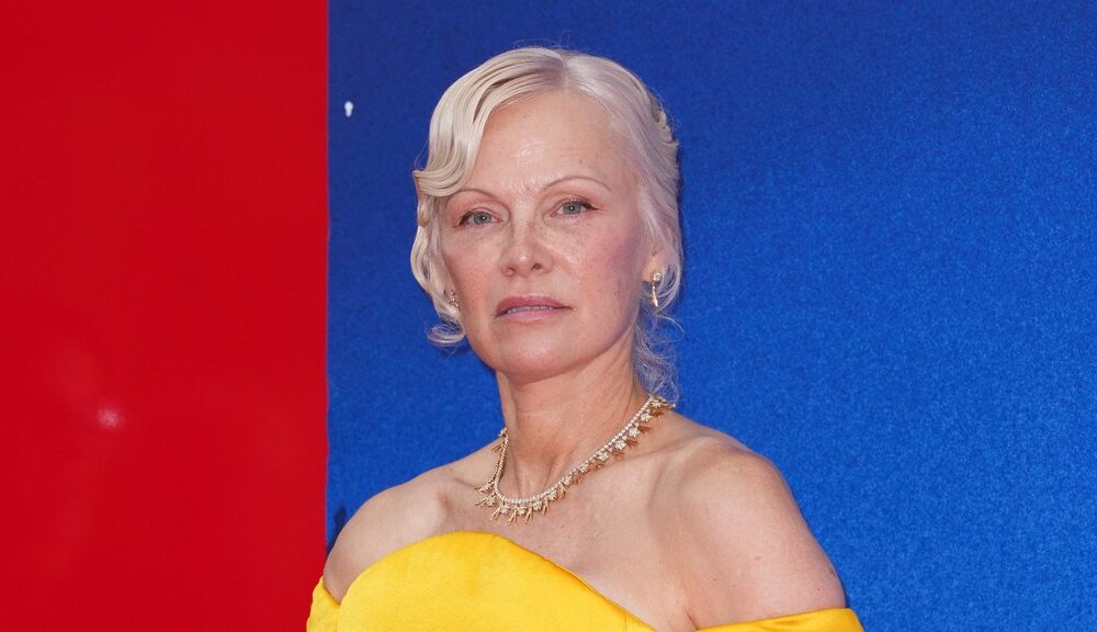 IZNENAĐENJE NA CRVENOM TEPIHU: Pamela Anderson prekinula seriju prirodnih izdanja i ponela upečatljiv makeup (FOTO) – upečatljiv makeup Pamela Anderson