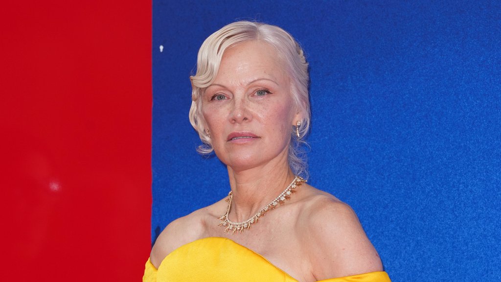 IZNENAĐENJE NA CRVENOM TEPIHU: Pamela Anderson prekinula seriju prirodnih izdanja i ponela upečatljiv makeup (FOTO) – upečatljiv makeup Pamela Anderson