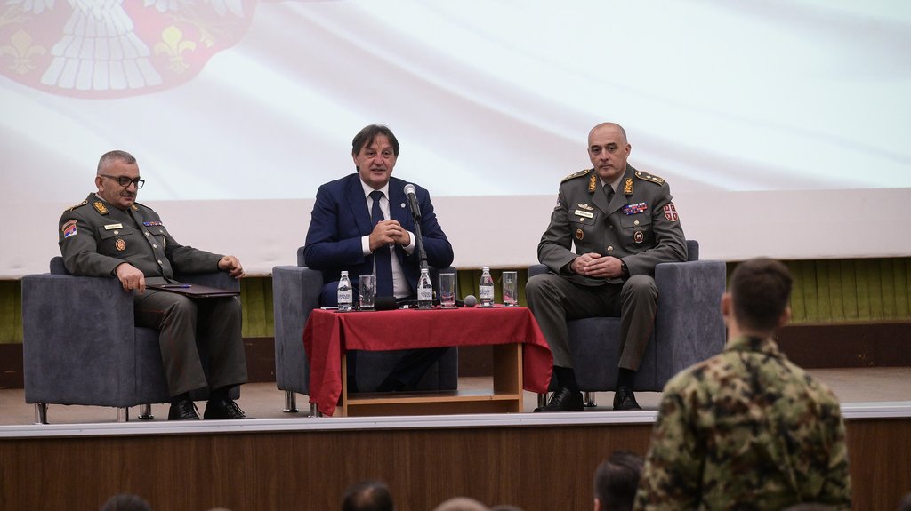 Ministar Gašić sa kadetima: Kako vojno obrazovanje dobija novu snagu