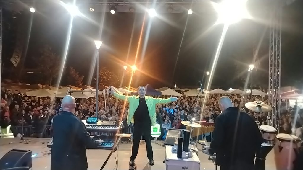 KAKO JE KEBA RASPEVAO JEDAN GRAD: Folk zvezda Dragan Kojić nastupio pred prepunim trgom u Koceljevi (FOTO) – koncert u Koceljevi