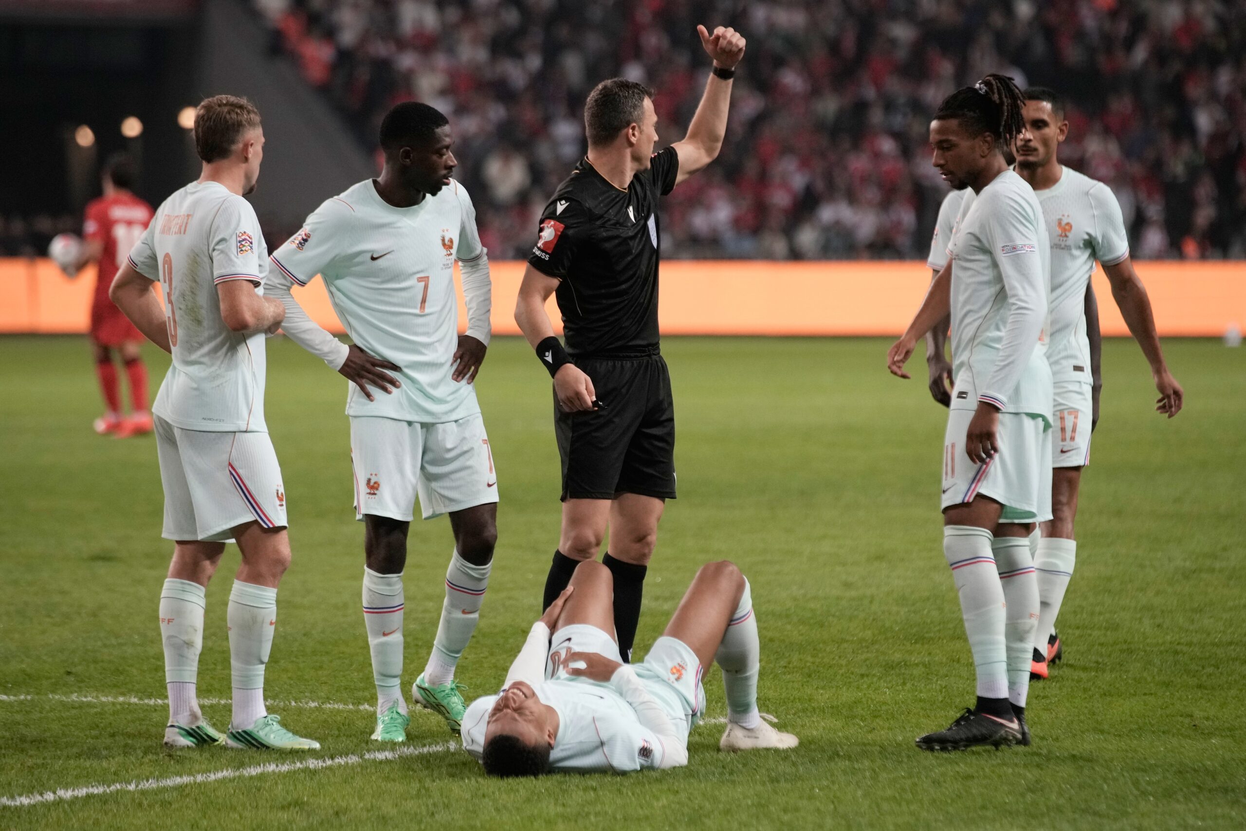 Kylian Mbappé smiruje navijače Francuske: Osmeh posle povrede kolena i druženje sa Arda Gülerom – Kylian Mbappé povreda kolena