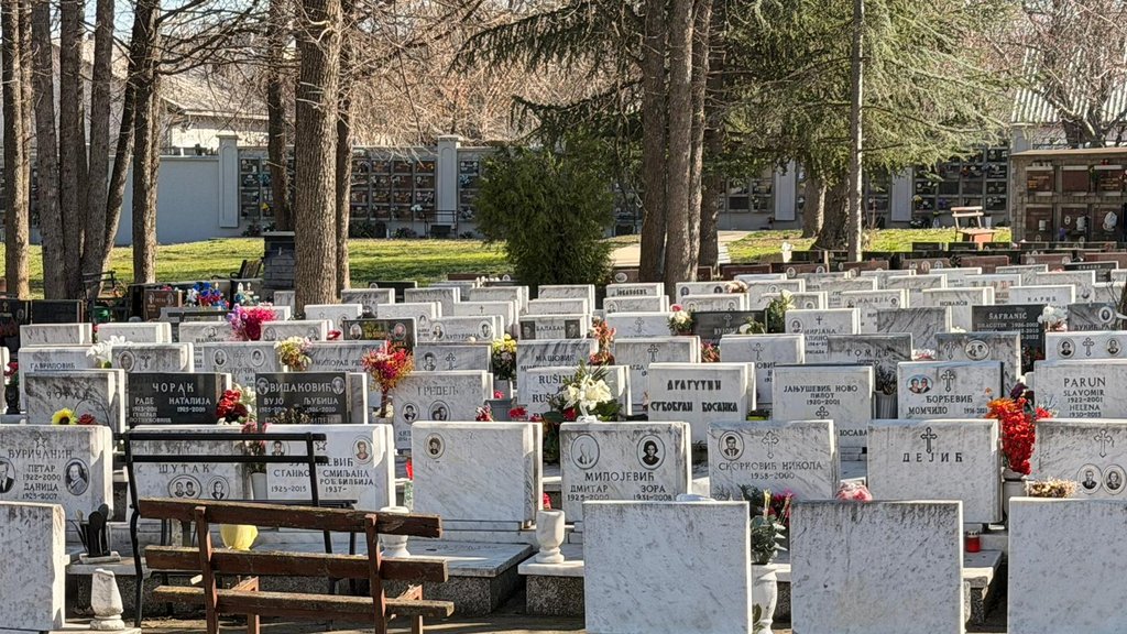 Neobičan spomenik u srpskom selu: Svinjokolj zauvek ostao na sredini između supružnika – spomenik kod Smederevske Palanke