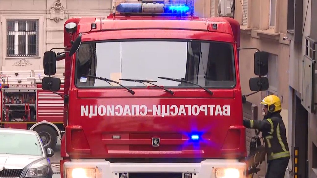 Požar u garaži na Obilićevom vencu: Dečaci snimljeni dok pale ogradu – napad u Beogradu