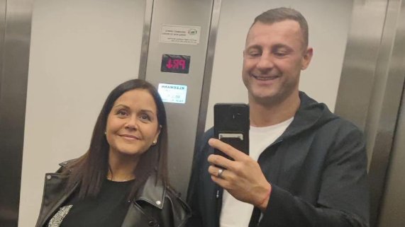 RETKE PORODIČNE SCENE SILVIJE NEDELJKOVIĆ: Pevačica objavila emotivnu fotografiju supruga i blizanaca (FOTO) – retka porodična scena Silvije Nedeljković
