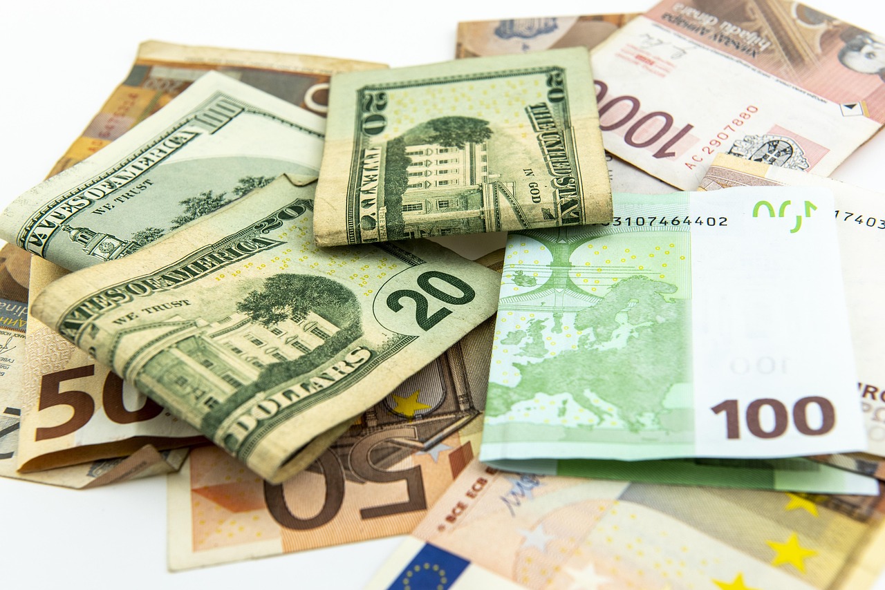 Evro pao na 1,135 dolara zbog tenzija oko Ormuskog moreuza i rasta cena nafte