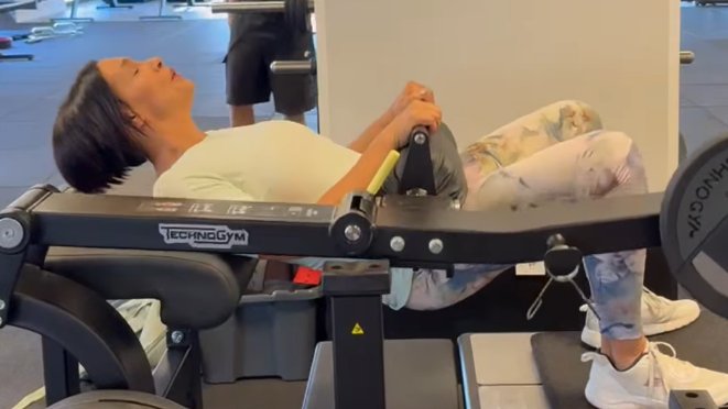IVANA BANFIĆ DANAS IZGLEDA NEPREPOZNATLJIVO: Pevačica pokazala novi imidž i formu u teretani (VIDEO)