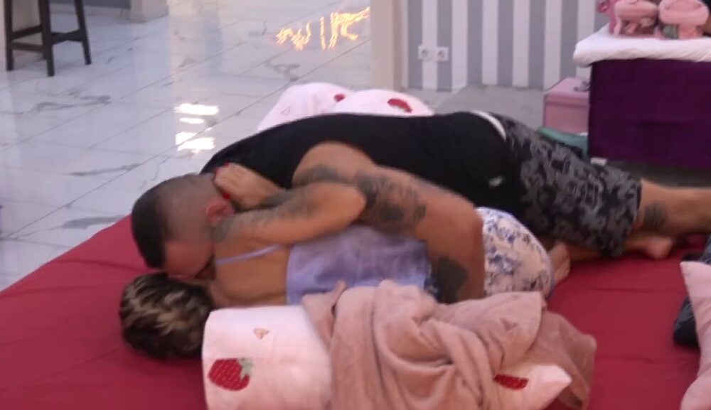 KAKO JE CAR OBRADOVAO ANELI U KUĆI ODABRANIH: Filip Car iznenadio Aneli Ahmić poljupcima i zagrljajem pred kamerama (VIDEO) – Filip Car i Aneli Ahmić