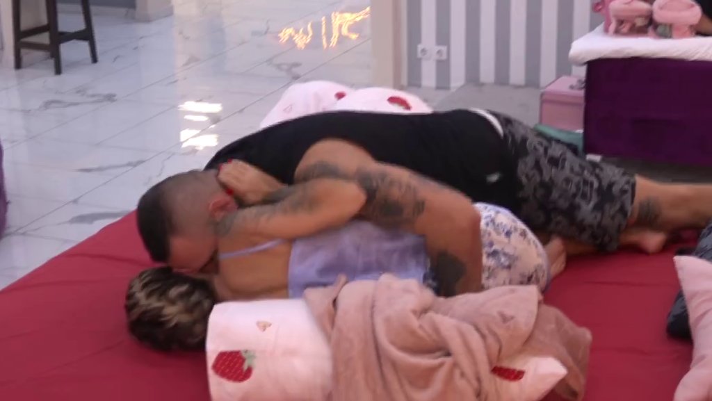KAKO JE CAR OBRADOVAO ANELI U KUĆI ODABRANIH: Filip Car iznenadio Aneli Ahmić poljupcima i zagrljajem pred kamerama (VIDEO) – Filip Car i Aneli Ahmić