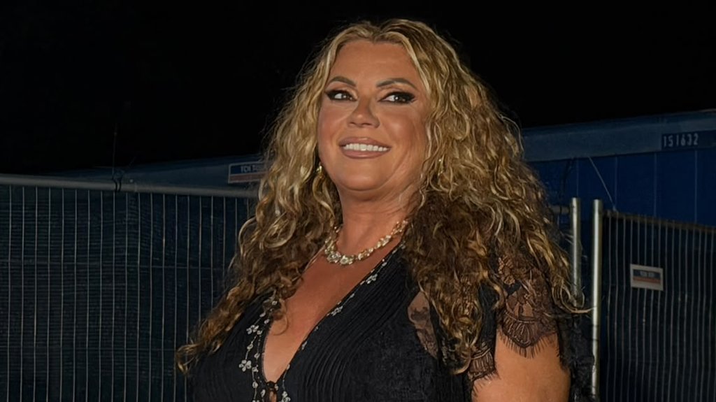 RAZLIKA IZMEĐU GRADSKE BUKE I PLANINSKOG MIRA: Indira Radić pokazala svoj vrt i uživa daleko od Beograda (FOTO) – Indira Radić na Kosmaju