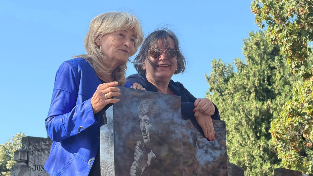 EMOTIVNI SUSRET NA CENTRALNOM GROBLJU: Gordana i Žaklina Zdravković zajedno odale počast Tomi Zdravkoviću (FOTO) – sećanje na Tomu Zdravkovića