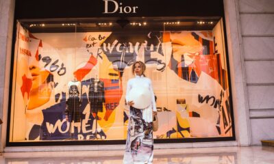 Izzi Allain privukla pažnju zlatnim pantalonama na Dior reviji – Izzi Allain moda