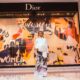 Izzi Allain privukla pažnju zlatnim pantalonama na Dior reviji – Izzi Allain moda