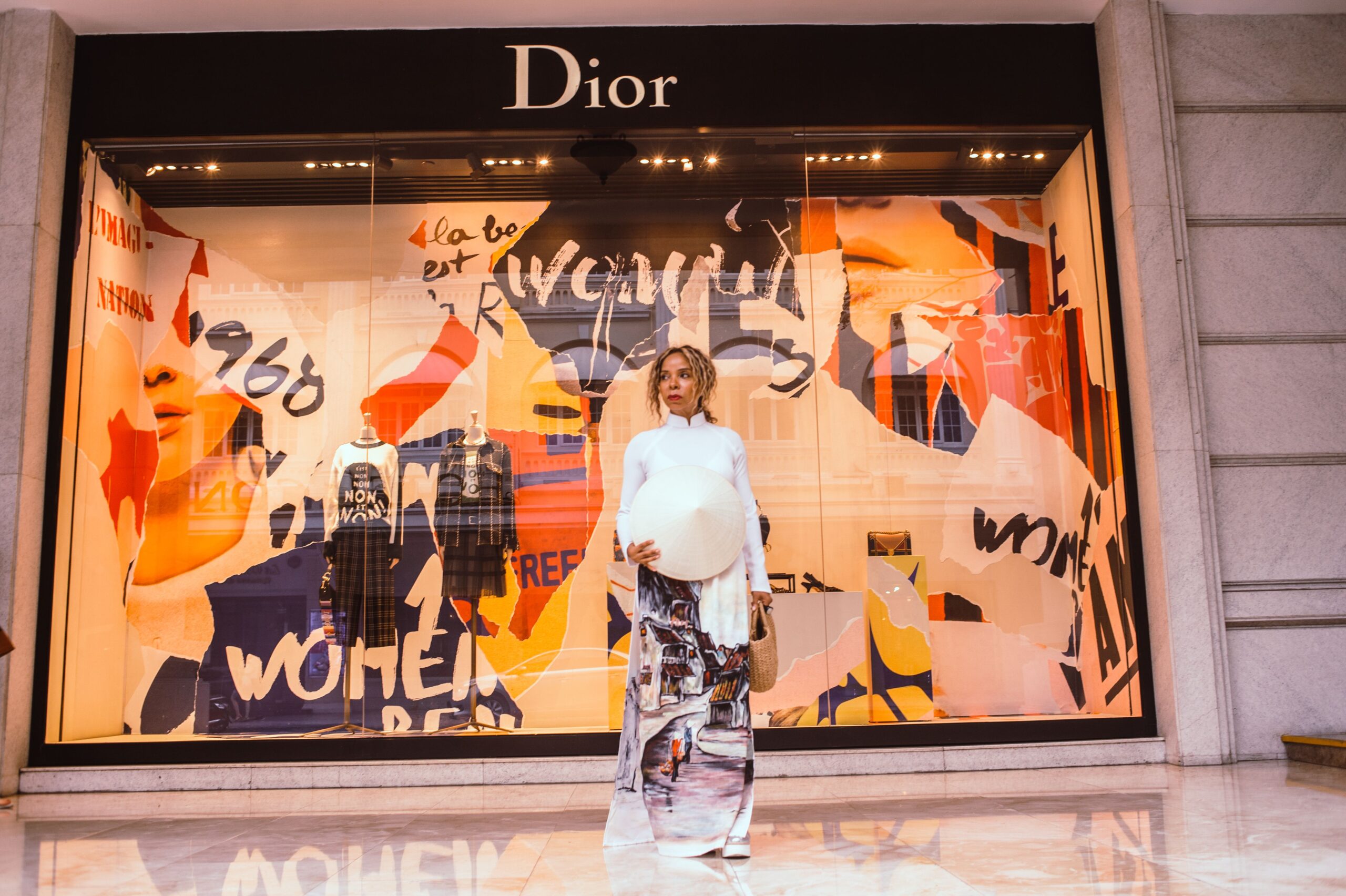 Izzi Allain privukla pažnju zlatnim pantalonama na Dior reviji – Izzi Allain moda