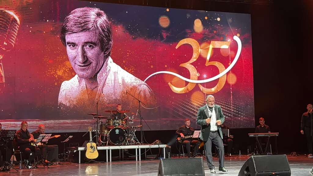 SAVA CENTAR ISPUNJEN EMOCIJAMA: Najveća imena pevačima odaju počast Tomi Zdravkoviću, pesme odzvanjaju salom (VIDEO) – koncert u čast Tome Zdravkovića