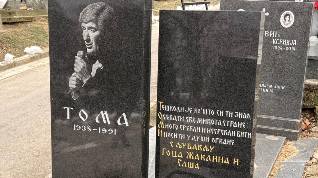 SVE MANJE KOLEGA NA POMENU TOME ZDRAVKOVIĆA: Jovana Tipšin jedina pevačica koja je došla da oda počast (FOTO) – pomen Tome Zdravkovića
