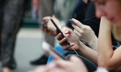 Tamni režim na pametnim telefonima ne oštećuje vid, tvrdi oftalmolog iz Rusije