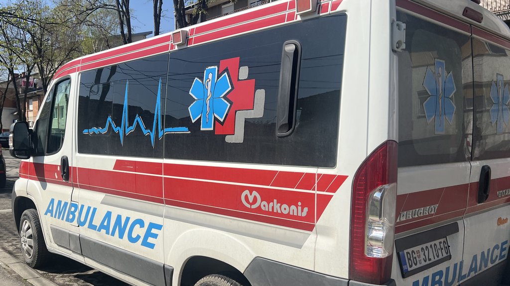 Dete teško povređeno na Vračaru: Pad sa šipke završio u Tiršovoj – dete povređeno na Vračaru