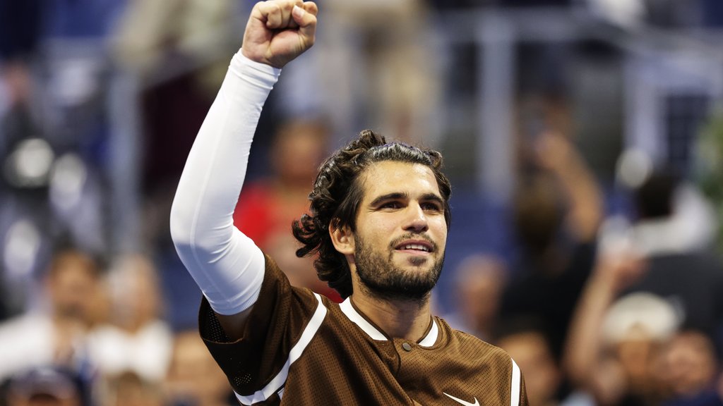 Karlos Alkaraz pobedio Aleksa Mikelsena 7:6, 4:6, 6:1 i prošao u osminu finala ATP turnira u Tokiju – ATP turnir u Tokiju