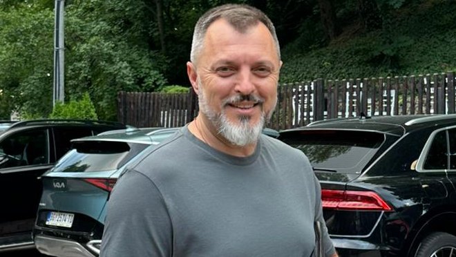 NENAD MANOJLOVIĆ KRENUO IZ POČETKA SA NOVIM ALBUMOM: Za tri nedelje pesme privukle skoro milion pregleda (FOTO) – Nenad Manojlović prvi album