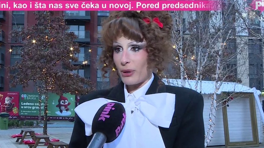STIL KOJI NE MOŽE DA PROĐE NEZAPAŽENO: Didi Džej na crvenom tepihu MTV VMA u avangardnoj haljini (FOTO)
