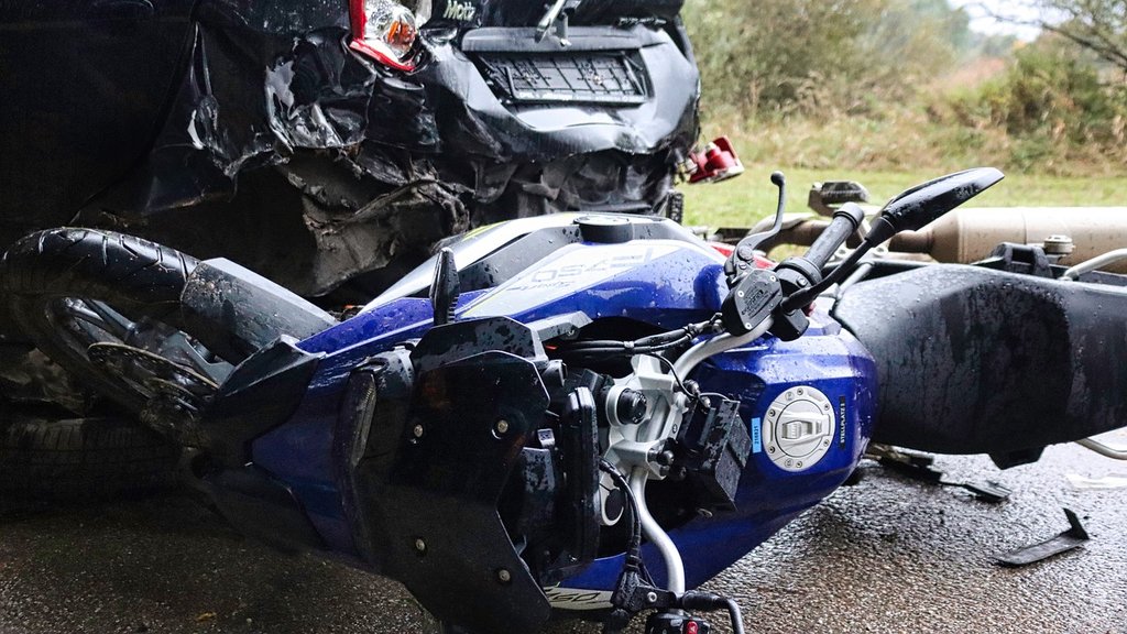 Teška nesreća u Laktašima: Sudar automobila i motora potpuno zaustavio saobraćaj