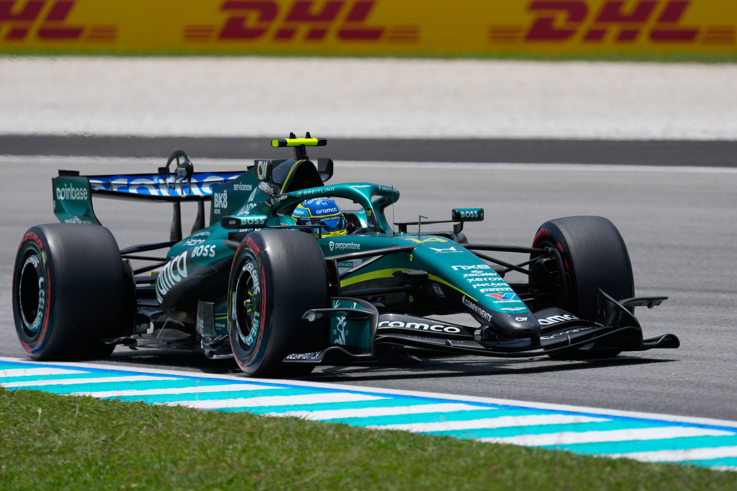 Fernando Alonso cilja na bodove dok favoriti nailaze na probleme u Bahreinu