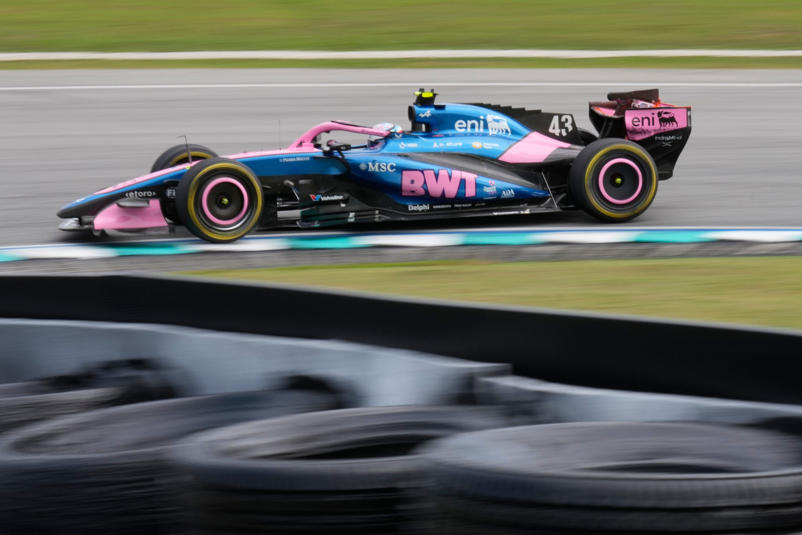 Franco Colapinto dobio novu kaznu, Fernando Alonso i Carlos Sainz napreduju na startu trke u Bahreinu