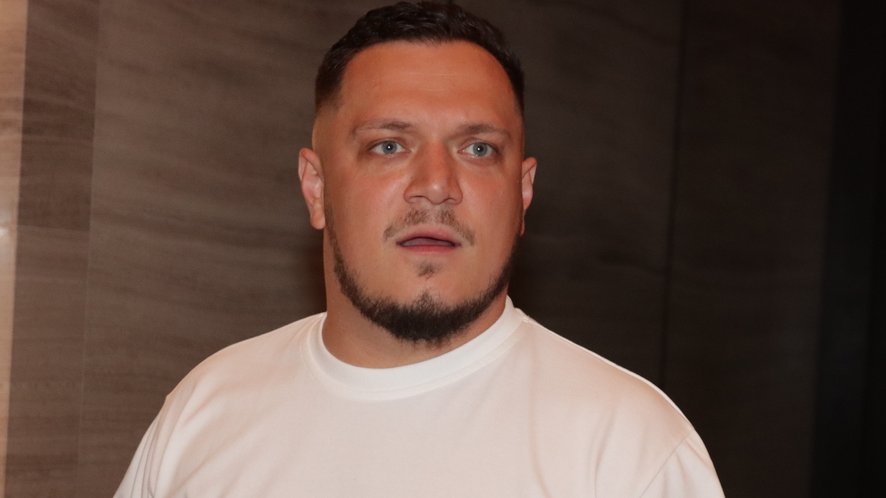 KOMŠIJE OTKRILE ŠTA SE DEŠAVA IZA VRATA: Gastozov stan često ispunjavaju muzika i smeh, komšije navikle na njegovu energiju (FOTO) – muzika i galama iz stana
