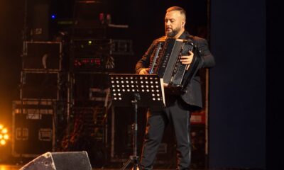 VELIKA ODGOVORNOST I ČAST ZA BORKA RADIVOJEVIĆA: Nastup na koncertu posvećenom Tomi Zdravkoviću otkrio mu koliko su pesme važne (FOTO)