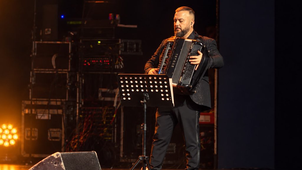 VELIKA ODGOVORNOST I ČAST ZA BORKA RADIVOJEVIĆA: Nastup na koncertu posvećenom Tomi Zdravkoviću otkrio mu koliko su pesme važne (FOTO)