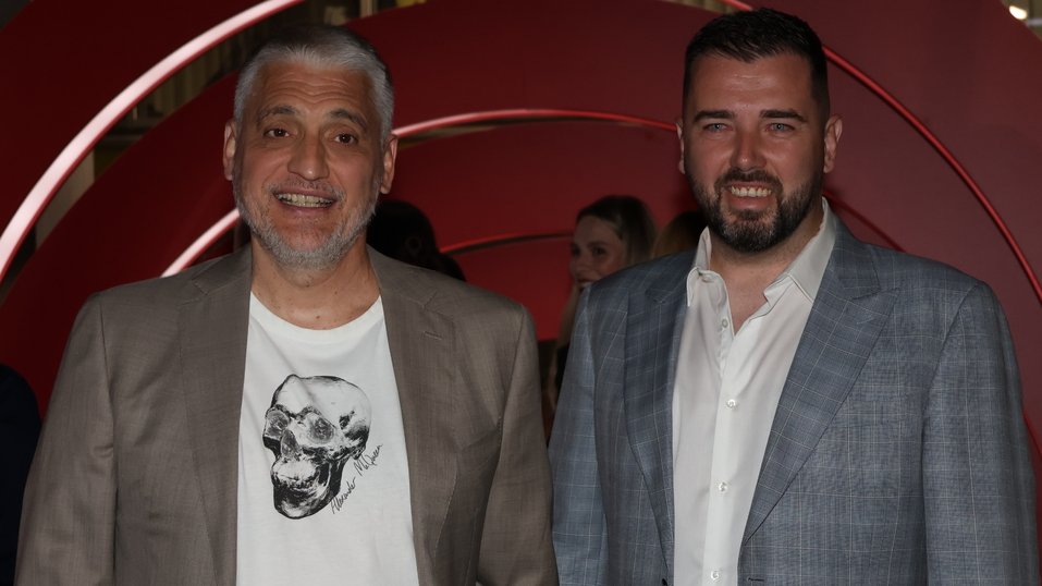ZABRINULA PRATIOCE SVOJOM OBJAVOM: Aca Kos pokazao da prima infuziju u svom domu (FOTO) – Aca Kos na Instagramu