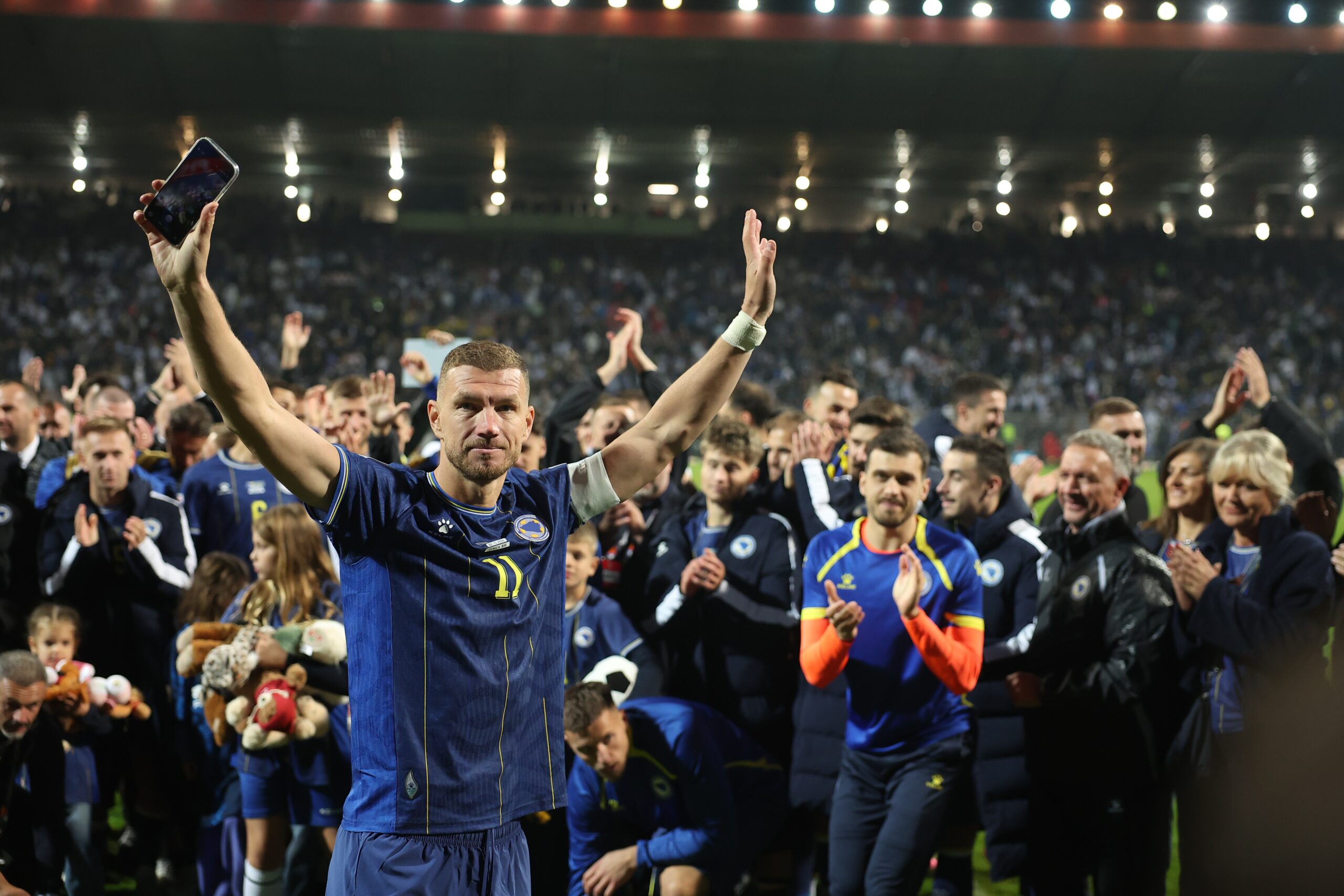 Edin Džeko na oproštajnoj žurci: Bosanski dijamant pevao hit Hanke Paldum – oproštajna žurka Edina Džeka