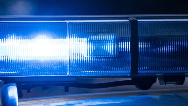Porodično nasilje u Beogradu: Pijan muškarac napao majku i pretio očuhu bombom – napad u Beogradu