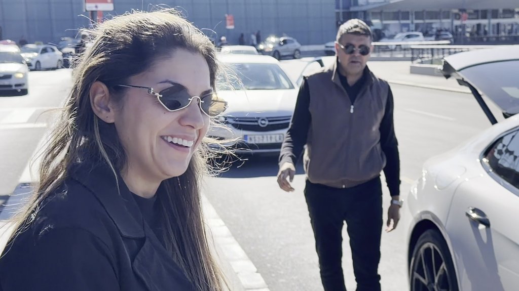 DETALJ KOJI JE PROMAKAO NA AERODROMU: Nadica Ademov stigla iz dijaspore, suprug Damir joj pomaže oko kofera (VIDEO) – Nadica Ademov aerodrom