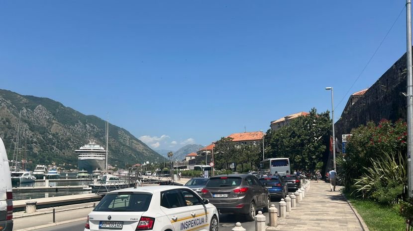Gužve na putevima Srbije: Pojačan saobraćaj i magla poslednjeg dana vikenda