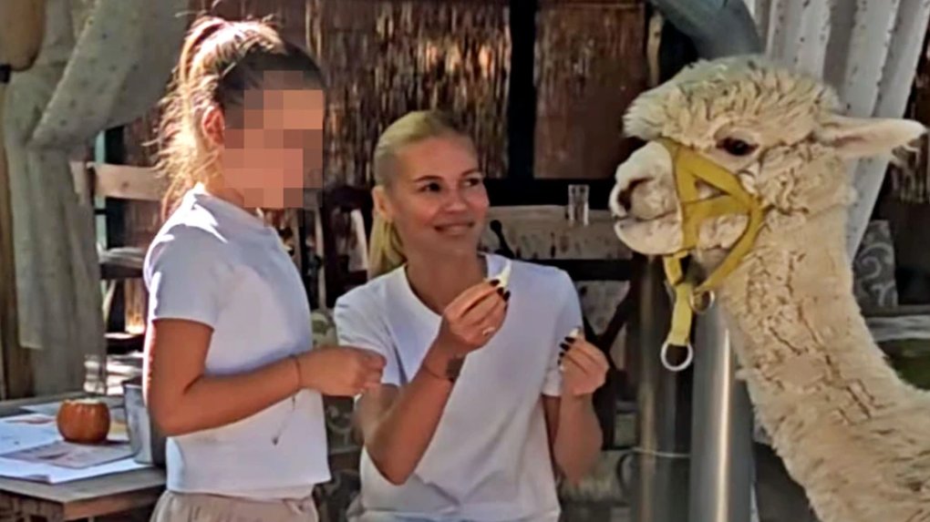 KAKO NATAŠA BEKVALAC PROVODI VREME VAN GRADA: Pevačica uživala sa ćerkom Katjom u društvu alpakа (FOTO) – Nataša Bekvalac i Katja