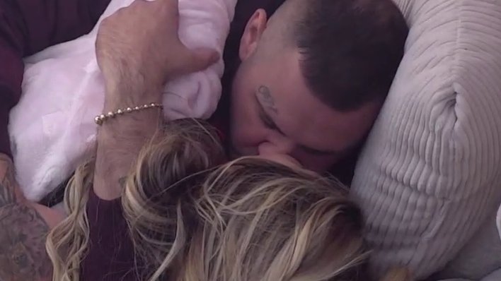 KAKO SU PREVAZIŠLI SVAĐU: Filip Car i Aneli Ahmić razmenili poljubac pred kamerama Bele kuće (VIDEO)