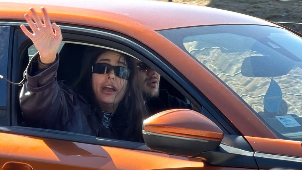 SANJA VUČIĆ IMA NOVA PRAVILA POSLE NASTUPA: Pevačicu na aerodromu sačekao dečko, izbegli novinare (VIDEO) – Sanja Vučić dečko