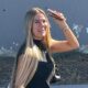 VESNA ĐOGANI BEZ KOMPLEKSA NA PUTOVANJU: Pevačica stigla na aerodrom bez šminke, izmamila osmeh novinarima (VIDEO) – Vesna Đogani bez šminke